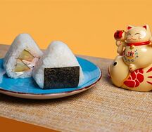 Онигири с маринованными огурчиками и сливочным сыром