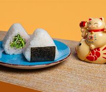 Онигири с чукой в кунжутном соусе