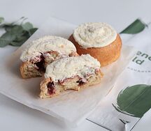 Улитка с кокосом и вишней