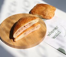 Слойка с ветчиной и моцареллой