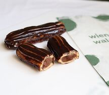 Эклер с шоколадным кремом