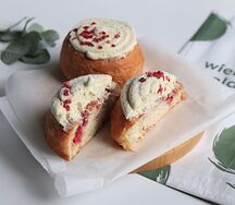 Улитка с малиной и фисташковым кремом