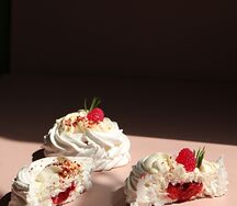 Пирожное Павлова с малиной