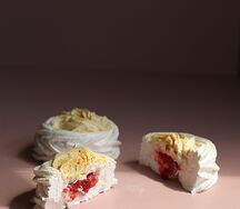 Пирожное Павлова манго-клубника