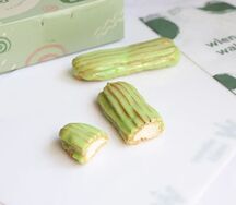 Эклер с фисташковым кремом