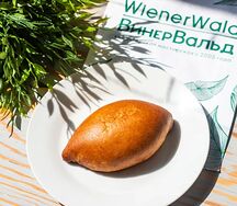 Пирожок с луком и яйцом