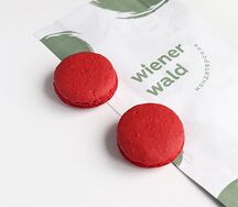 Макарон Вишня с горьким шоколадом