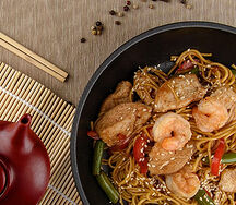 Wok с курицей и креветками