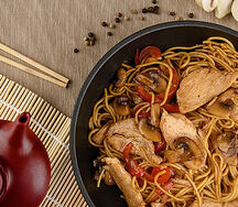 Wok с курицей и грибами