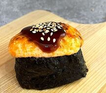 Запеченный гункан с лососем