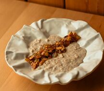 Овсяная каша с карамельной грушей и арахисом