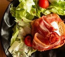 Бриошь с беконом и яйцом пашот