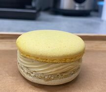 Макарон Жасмин-манго-маракуйя