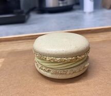 Макарон Фисташка-малина