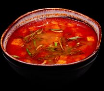 Красный азиатский суп с креветкой