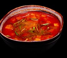 Красный азиатский суп с курицей