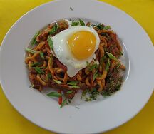 Жареный лагман с глазуньей