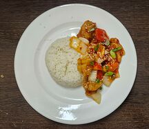 Курица в кисло-сладком соусе с рисом