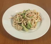 Лапша Wok с курицей в сливочном соусе