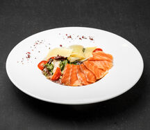 Салат Цезарь с красной рыбой