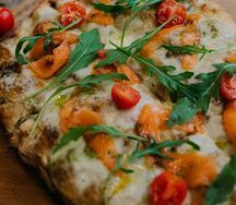 Лосось с томатами и песто