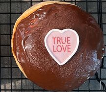 Пончик Шоколад-вишня