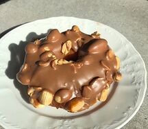 Пончик Сникерс