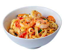 Удон с морепродуктами и овощами в сливочном соусе