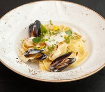 С морепродуктами в соусе дорблю