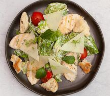 С пармезаном, соусом цезарь и куриным филе