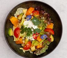 Летний салат с манго и сыром страчателла