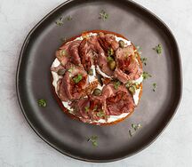 С ростбифом, каперсами и вялеными томатами