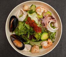 Зеленый салат с морепродуктами и красной икрой