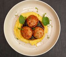 Котлеты из птицы с сыром в соусе демиглас