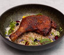 Утиная ножка конфи с разварной гречкой и беконом