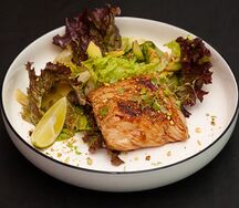 Стейк из индейки в глазури с зеленым салатом