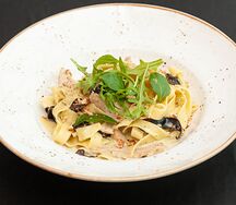 С пастрами из индейки и орехом пекан