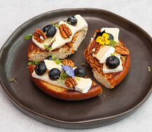 С камамбером, голубикой, орехом пекан и мёдом