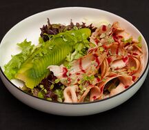 С пастрами из индейки, авокадо и ягодным соусом