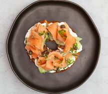 С лососем гравлакс, базиликом и каперсами