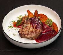 Буженина с еловым соусом и овощами