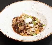 С томлеными щечками в красном вине