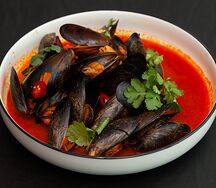 Большая тарелка мидий в соусе том ям