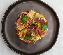 С брискетом, горчичным соусом и картофелем пай