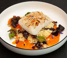 Филе палтуса с оранжевым кремом и грибами муэр