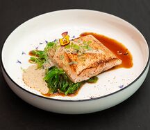 Стейк из лосося с кунжутным соусом