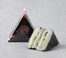 Онигири с огурцом и сливочным сыром