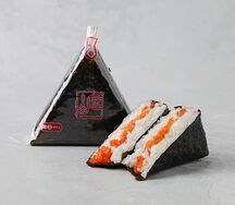 Онигири с лососем и сливочным сыром