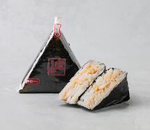 Онигири с креветкой в соусе спайси