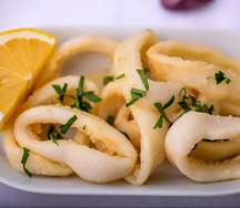 Кольца кальмара с соусом